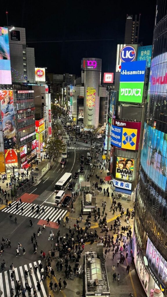 Tokyo Travel Guide: Visitors crossing Shibuya Crossing in Tokyo.